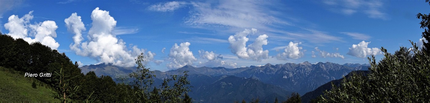 33 Dal Passo Baciamorti vista sulle Orobie.jpg